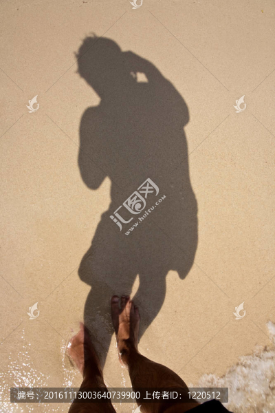 人類正在向沙灘上的細(xì)沙投擲影子；顯示