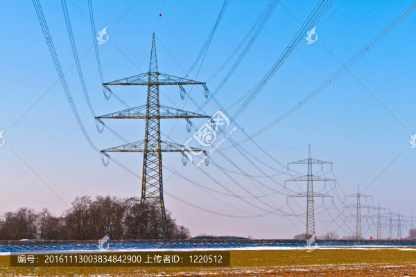 美麗的風(fēng)景中的電塔