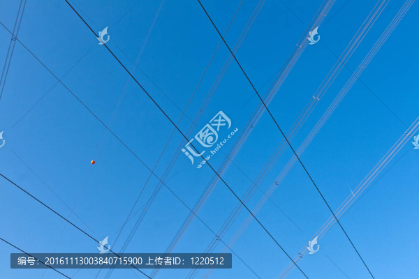 美麗的風(fēng)景中的電塔