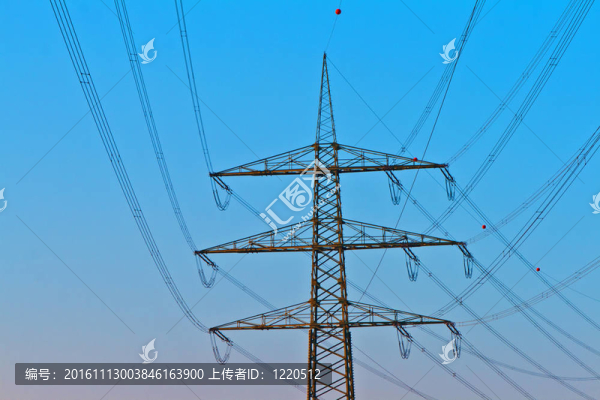 美麗的風(fēng)景中的電塔