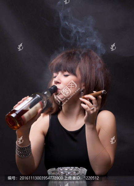 女人喝酒和抽雪茄的照片
