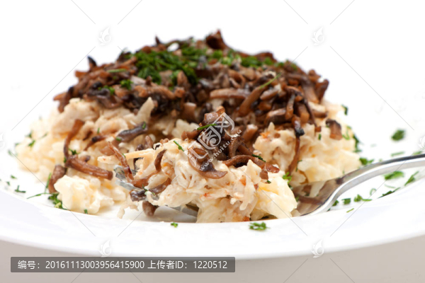 在白盤沙拉特寫(xiě)照片；
