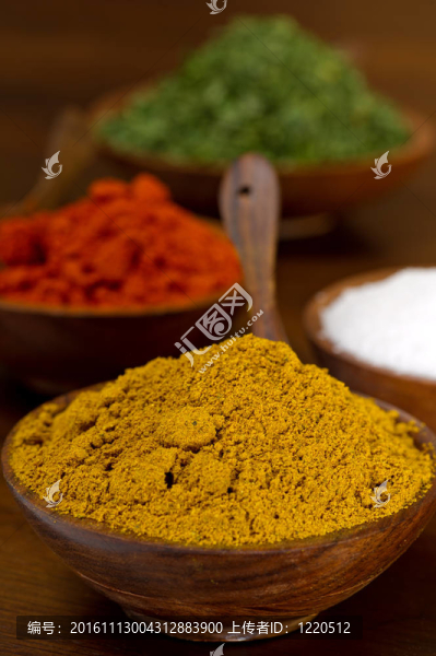 充滿香料的碗?？о焕苯贩?；鹽和歐芹高射炮