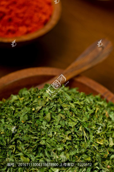 充滿香料的碗。歐芹片和紅辣椒。