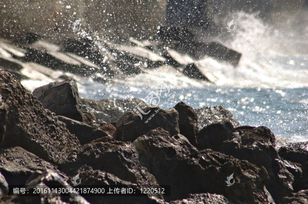 強(qiáng)大的海浪撞擊巖石海岸