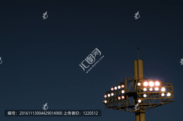 夜晚體育場的燈光