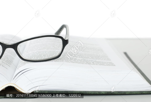 眼鏡和書