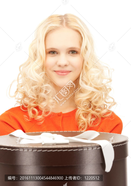 快樂的少女與禮品盒