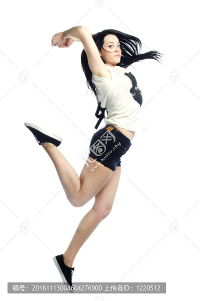 年輕女孩在空中跳