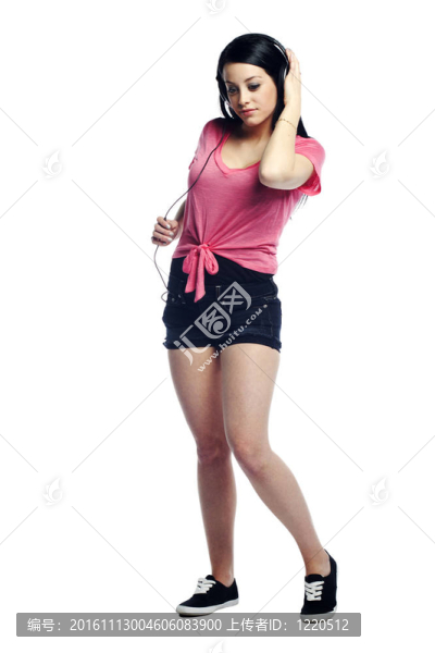 冷靜自信年輕女子聽音樂