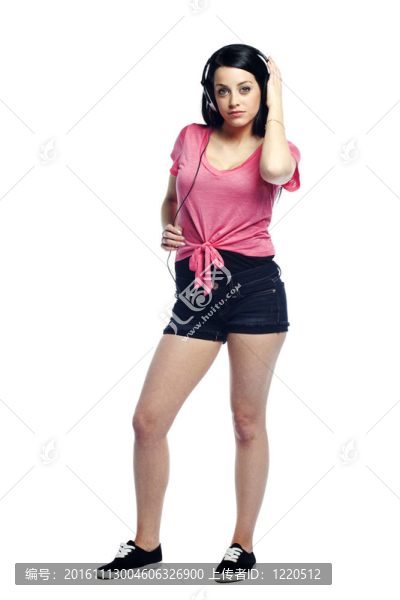 冷靜自信年輕女子聽音樂