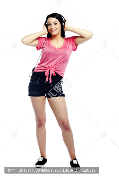 快樂自信的年輕女子聽音樂