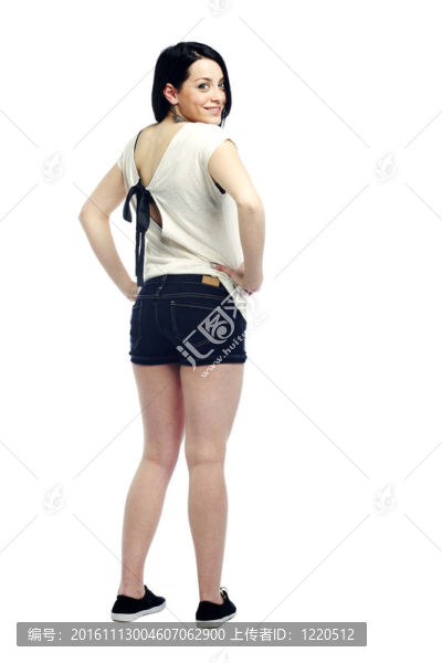 年輕的女孩帶著微笑轉(zhuǎn)身微笑
