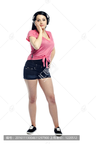 休閑年輕女子聽音樂