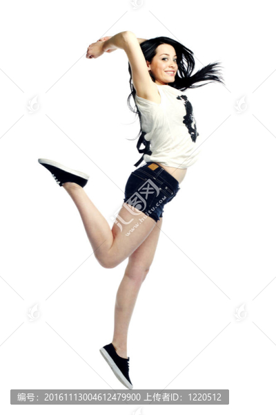 年輕女孩在空中跳微笑