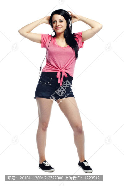 快樂(lè)自信的年輕女子聽(tīng)音樂(lè)