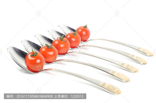 用金屬調(diào)羹西紅柿
