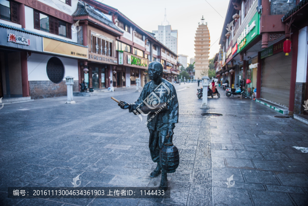 昆明東寺街銅像更夫