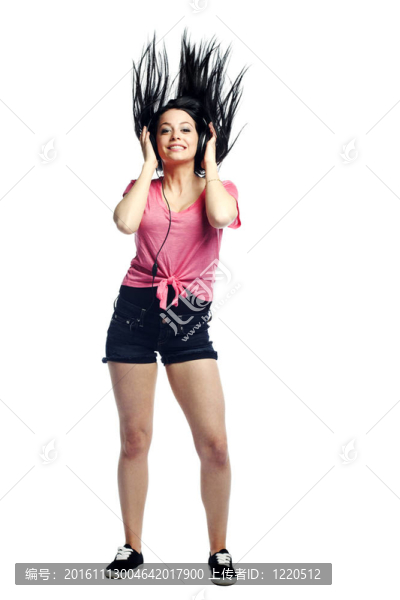 快樂自信的年輕女子聽音樂