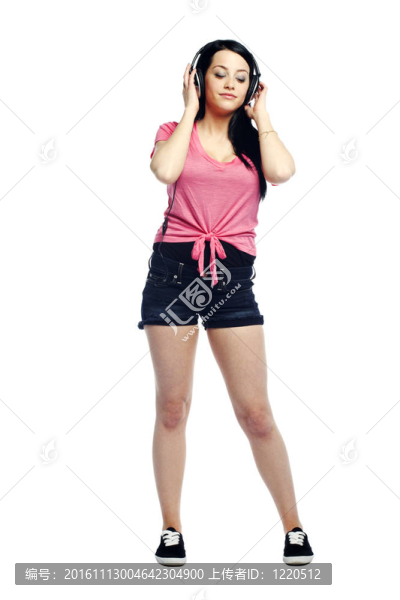 冷靜自信年輕女子聽(tīng)音樂(lè)