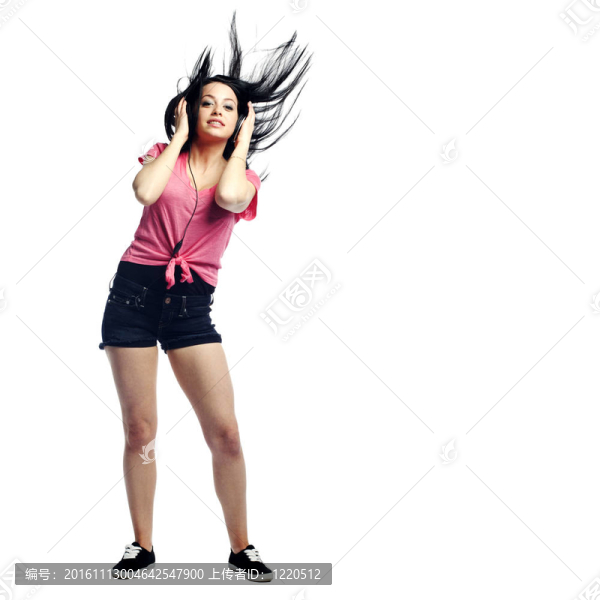快樂自信的年輕女子聽音樂