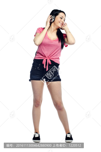 快樂自信的年輕女子聽音樂