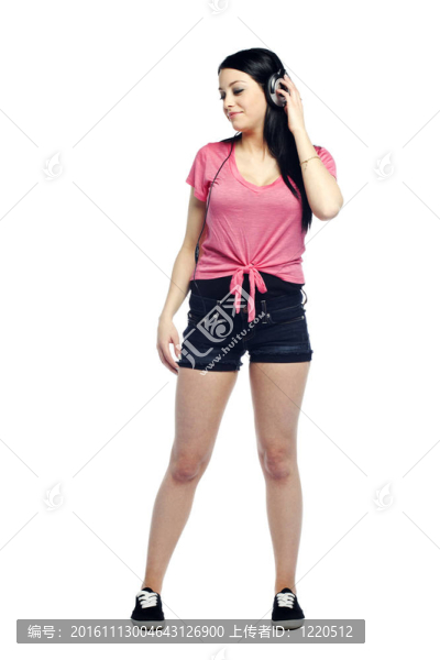 休閑年輕女子聽(tīng)音樂(lè)