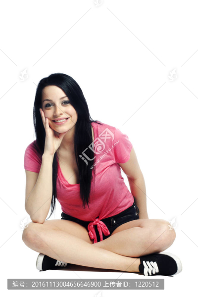 快樂自信的年輕女子坐下來