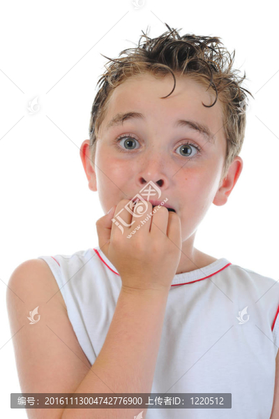 一個受驚嚇的男孩的肖像