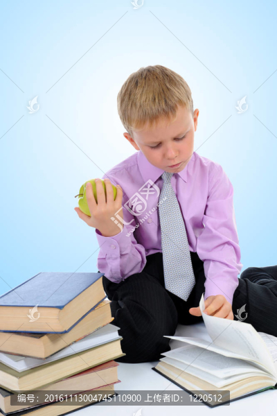 讀一本書的男孩