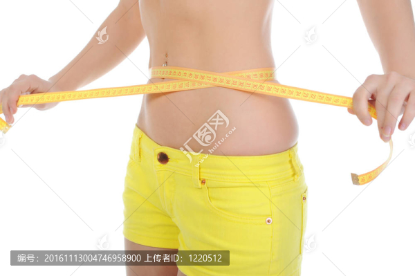 青年體育女子測量腰圍。
