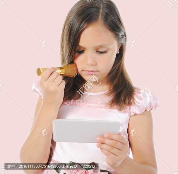 有粉末和刷子的女孩