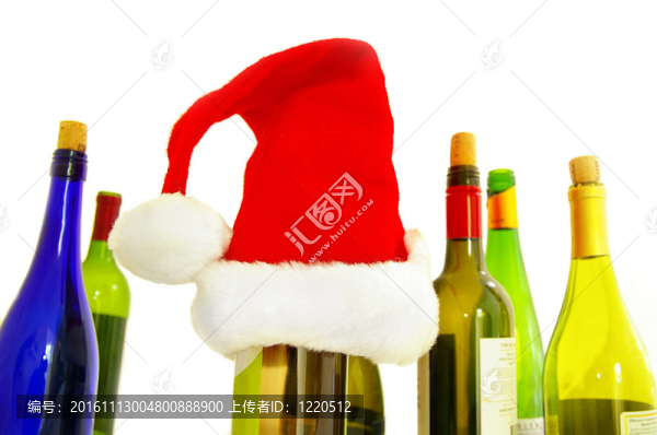 各種酒瓶和圣誕帽；白色