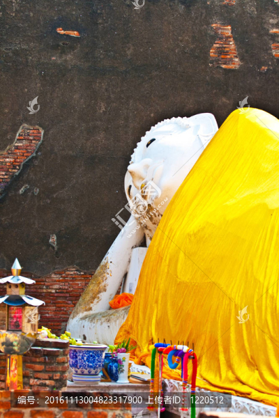 在如來(lái)佛祖身著寺屈艾柴旺的黃色圍巾