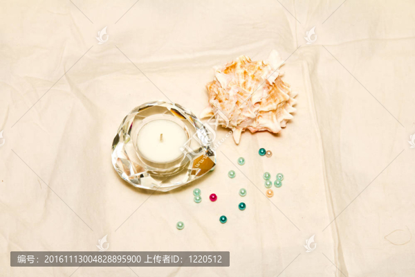 一個海架組成；只蠟燭和五顏六色的珍珠