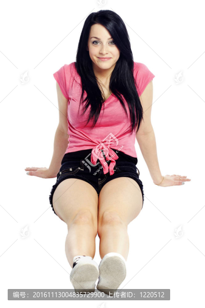 快樂(lè)和平靜的年輕女人向后