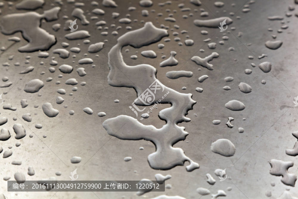 諧波金屬表上的水