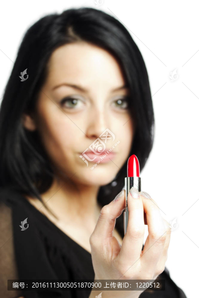 漂亮的年輕女人手里拿著口紅