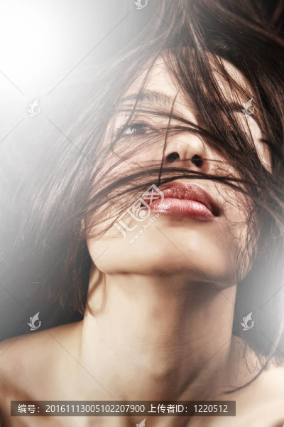 性感嘴唇和頭發(fā)運(yùn)動(dòng)的女人