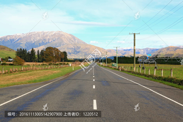 漫長(zhǎng)的道路延伸到遠(yuǎn)處與雪山BA
