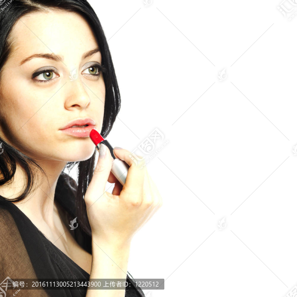 漂亮的年輕女人手里拿著口紅