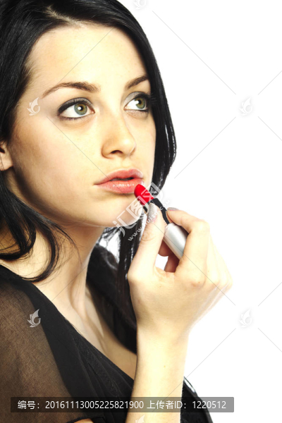 漂亮的年輕女人手里拿著口紅
