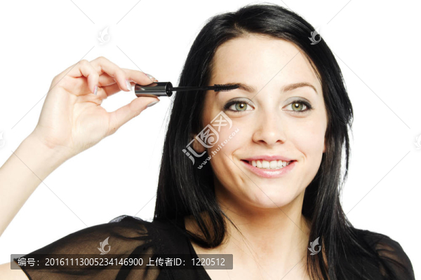美麗的年輕女人應用睫毛膏