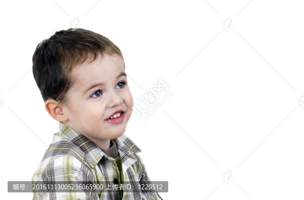 可愛的小男孩抬頭