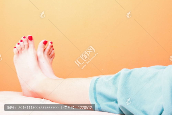 女人的腳指甲上紅色的毛巾