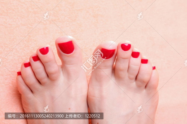 女人的腳指甲上紅色的毛巾