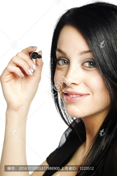 美麗的年輕女人應用睫毛膏