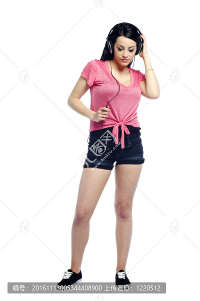 快樂自信的年輕女子聽音樂