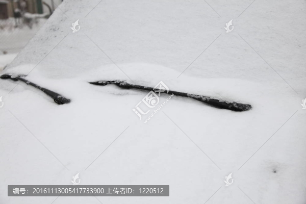 車下的雪