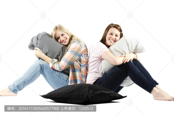 漂亮的年輕女孩坐在背上